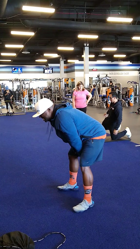  Crunch Fitness - Corona