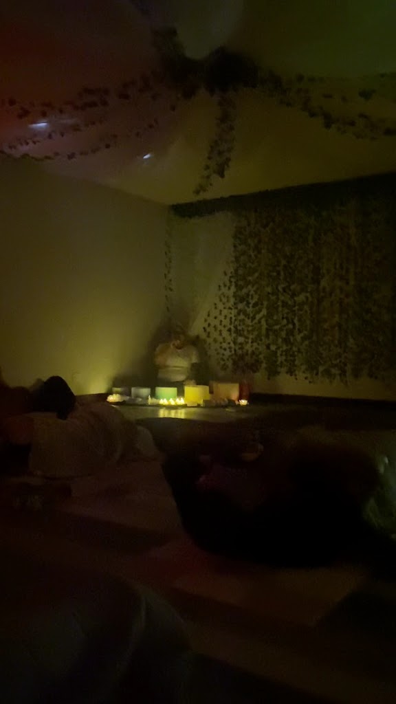  Bald N’ Bougie Yoga