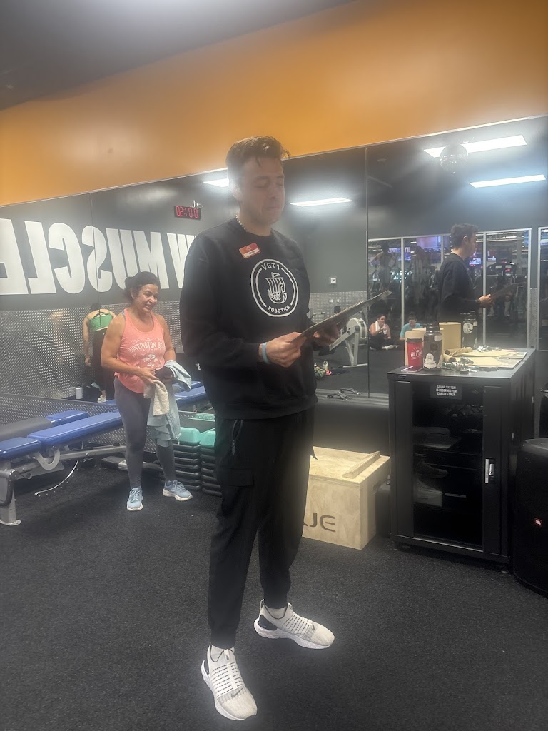  Crunch Fitness - Fountain Valley