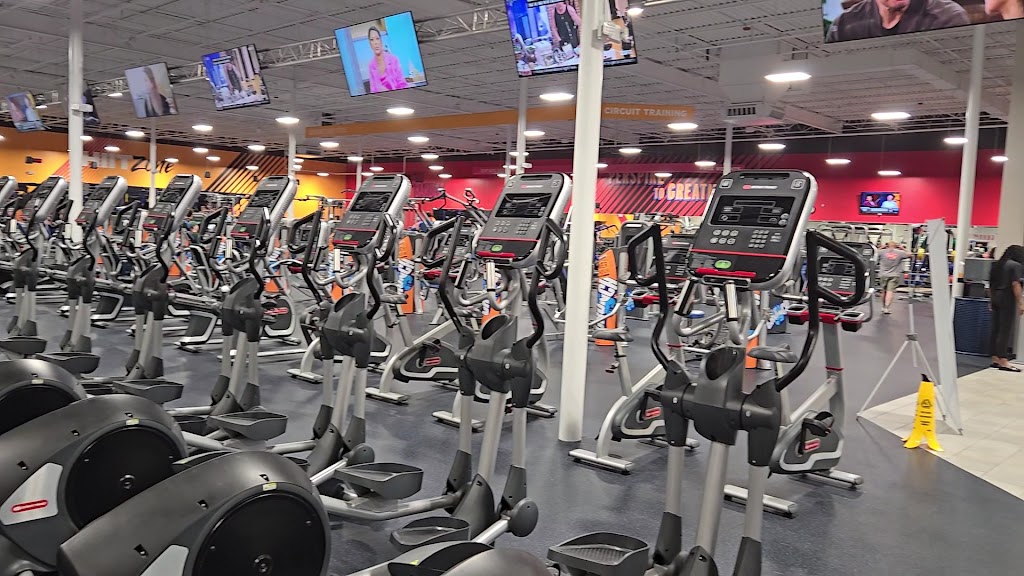  Crunch Fitness - Yukon