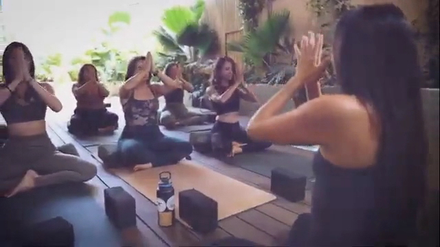  Yoga Under the Palms Kakaʻako