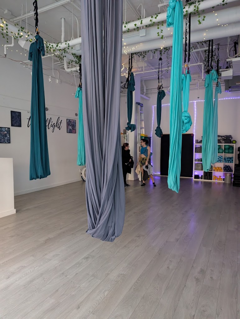  Flight Room Green Lake