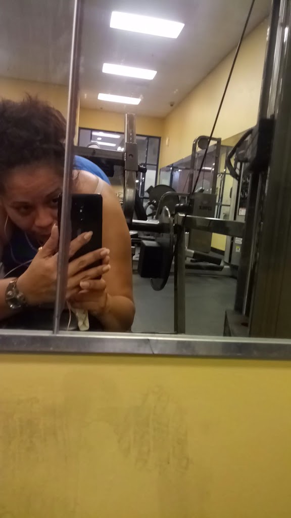  Gold's Gym San Antonio Goliad