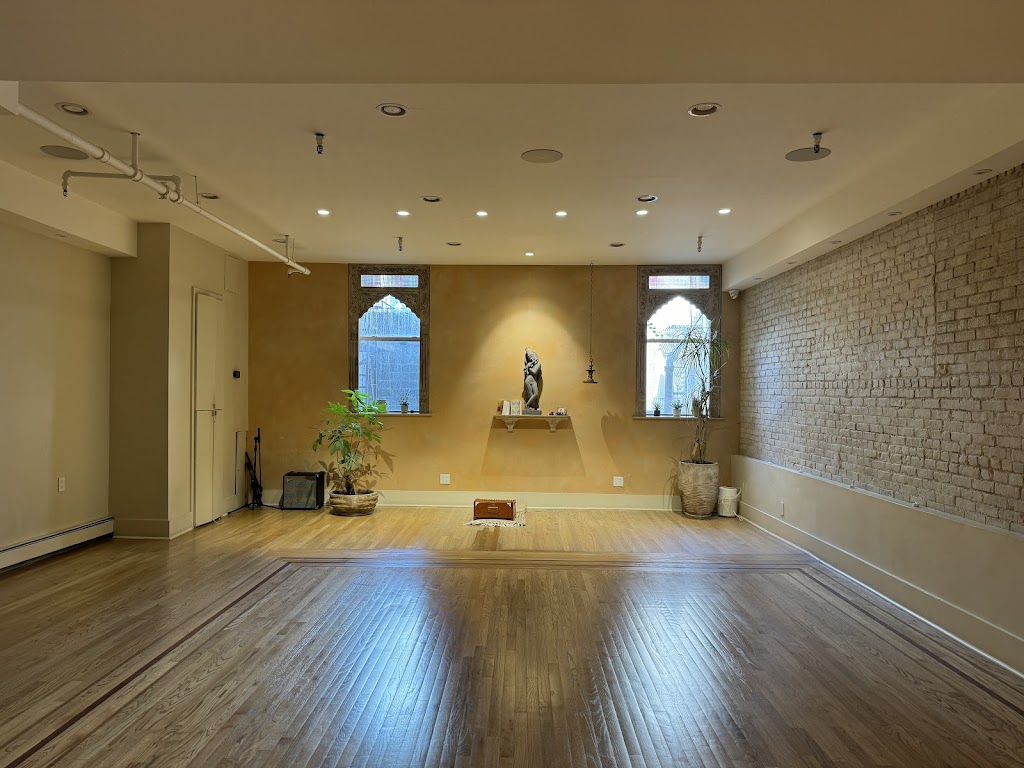  Bhakti Center Yoga
