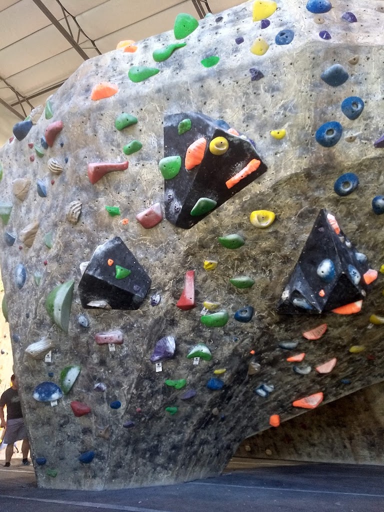  Hangar 18 Indoor Climbing Gym - Riverside