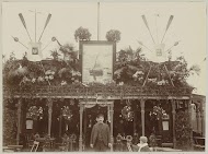 Versierd botenhuis van Roei- en zeilvereniging De Amstel bij de viering van het 25-jarig jubileum aan de Amsteldijk