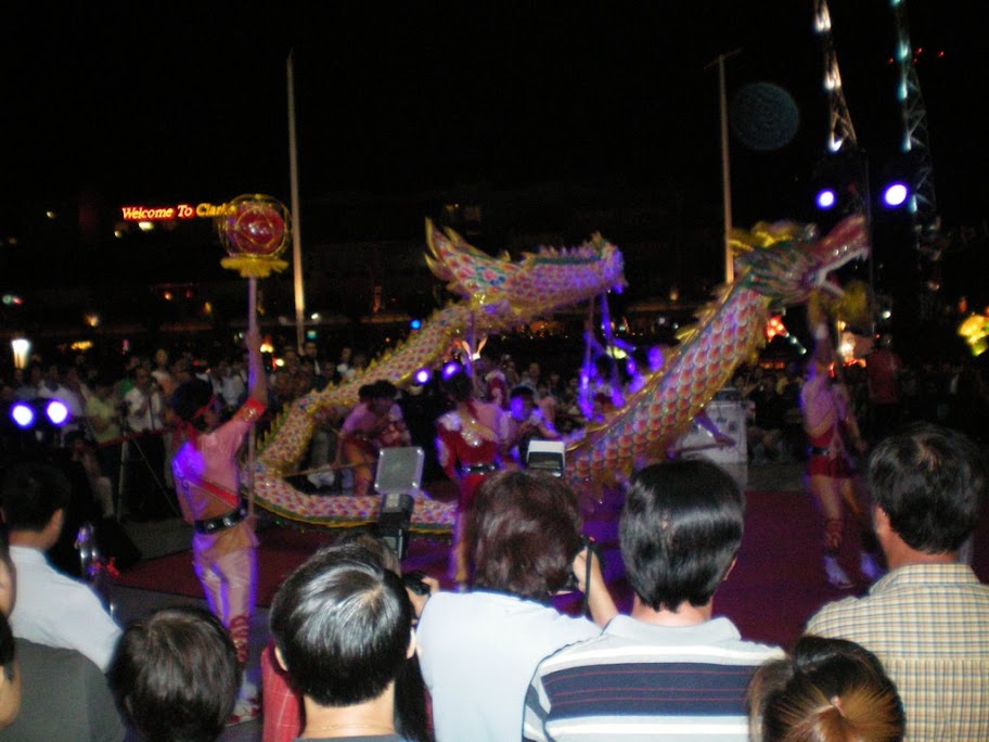 Spectacle de rue : le dragon en mouvement