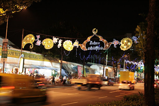 Illuminations de Sims Street et son bazaar en fond