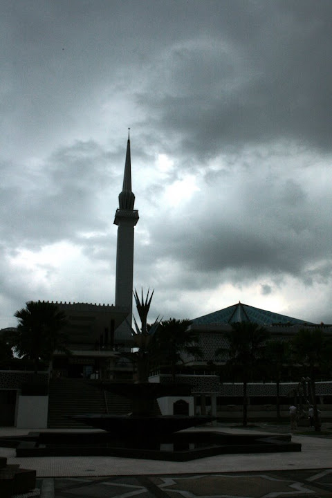 Mosquée nationale par temps orageux