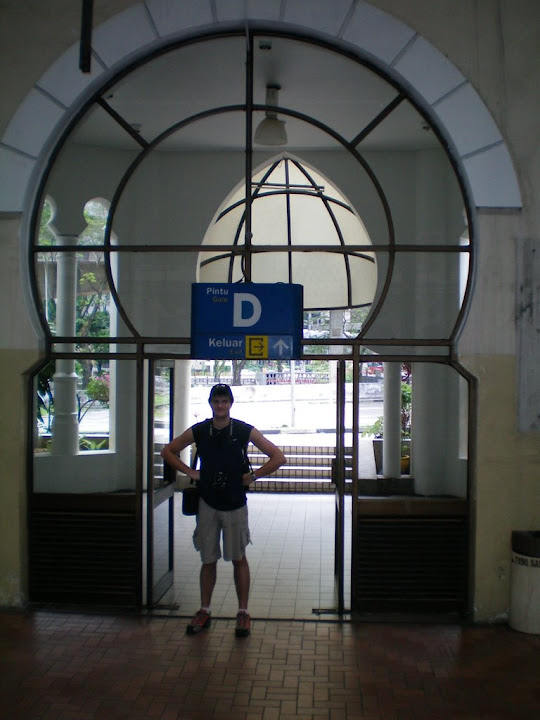 Old Station - intérieur - Guillaume devant une porte