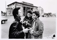 Drie meiden bij de Haarlemmerpoort te Amsterdam