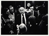 Minister president J. den Uyl in discussie