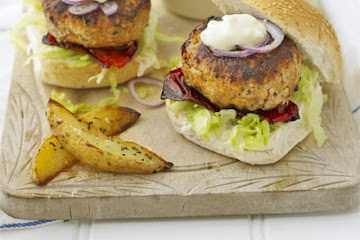 Pork burgers with herby chips