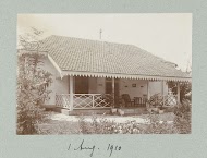 Een woning met grote veranda en tuin op het eiland Madura.