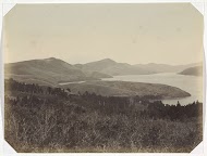 Gezicht op het meer van Hakone en het omliggende berglandschap