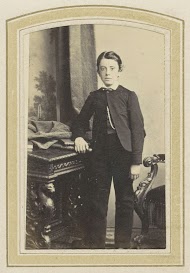 Portret van een jongeman bij een tafel met boeken