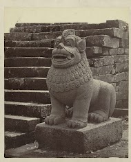 Beeld in de vorm van een leeuw aan de voet van een trap bij de Borobudur.