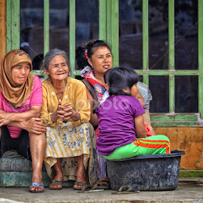 Bersantai di beranda by Syf Talkie - People Family