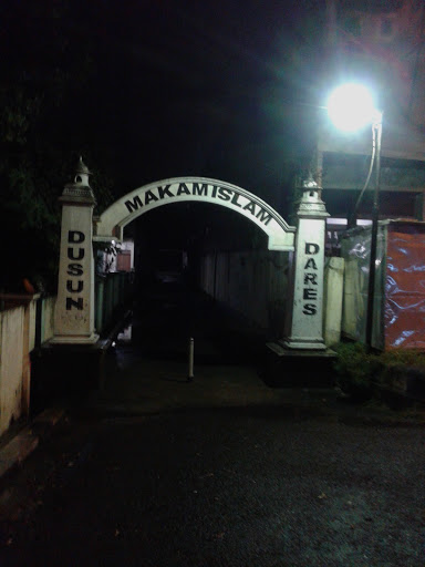 Gapura Makam Islam Dusun Dares
