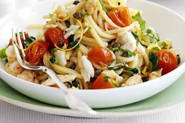 Spaghetti with crab, cherry tomatoes & basil