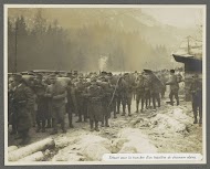 Vertrek naar de loopgraven van een bataljon Alpenjagers in de Dolomieten, vermoedelijk Italianen