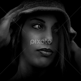 Noir chapeau by Zoe Photography - People Portraits of Women