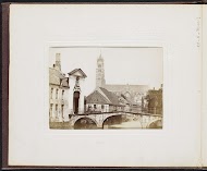 Gezicht op een poort, een brug en de Sint-Salvatorskathedraal in Brugge
