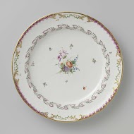 Bord, plat model, behorend bij een servies met geslingerd lintmotief met bladertakken, bloemboeketten en gestrooide bloemtakken