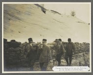 Gewondentransport per brancard over een weg in de Dolomieten, vermoedelijk Italianen