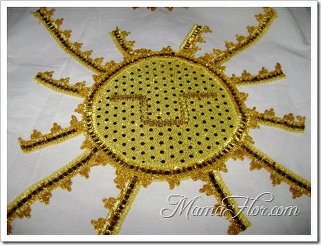 Decoración de rayos solares con tiras doradas