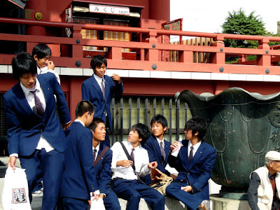 Escolares en el templo de Asakusa