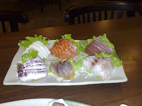 Sashimis (o do centro e da frente, de tainha defumada).