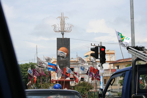 Drapeaux de propagande même sur les monuments
