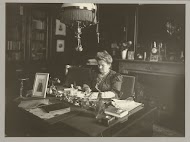 Margo J.J. Kessler-de Lange schrijvend aan haar bureau