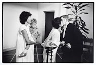 Lesbisch ouderpaar bedankt de dominee na de doop van hun tweeling