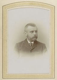 Portret van een man met een baard en een das