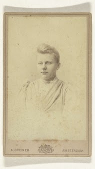 Studioportret van een jonge vrouw met parelsnoer