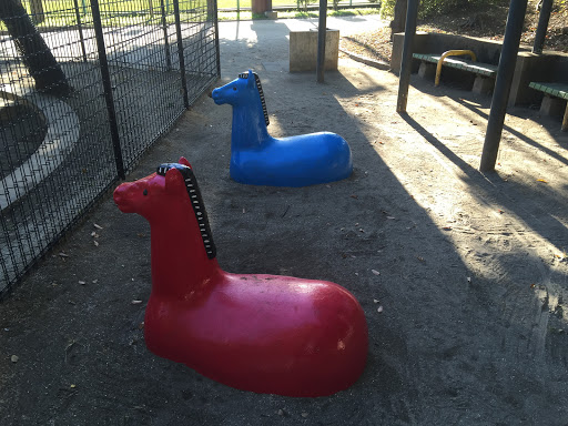 赤と青の馬