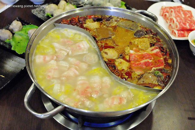 【台中火鍋推薦】小肥牛蒙古鍋@公益店。富含pitera天然酵母菌的酸白酒粕鍋好吃又清爽，10/17全省統一上市，讓暖暖的一鍋溫暖你的冬天吧！