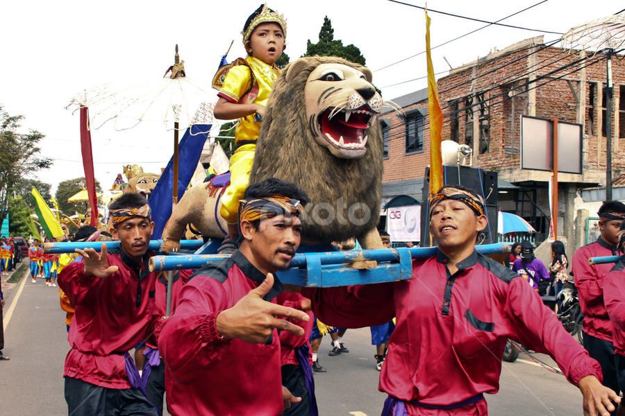 Gotong Singa by Dadan Rivall - People Musicians & Entertainers