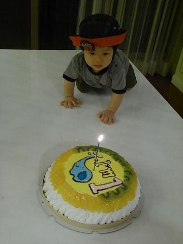 [BD boy coming to cake[4].jpg]