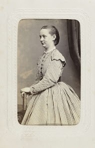 Studioportret van een vrouw in ruitjesjurk