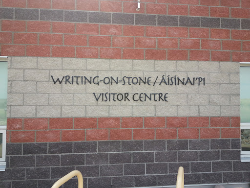 Writing-on-Stone / Aisinapi Visitors Centre