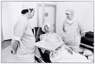 Patiënt voor de operatie in het oogziekenhuis te Rotterdam