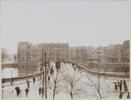 Nieuwe Amstelbrug in de regen, gezien richting Amsterdam-Oost