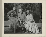 Portret van Jo Boelen en zijn dochters Hettie en Eva in een tuin