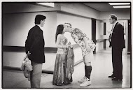 André van Duin repeteert de kus voor buikdanseres Yonina in de gang van het NOS gebouw