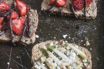 Walnut Pesto Toast with Sliced Pears and Gorgonzola Cheese