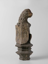 Wapendragende leew van de balustrade uit de Rolzaal van het Hof van Holland, Den Haag