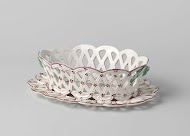 Fruitschaal op onderschotel met oren en opengewerkte wand en rand, beschilderd met bloemen en insecten